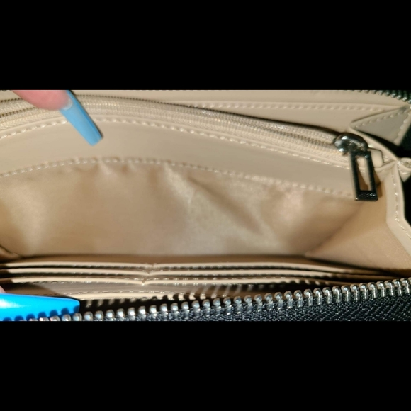 Black Guess wallet - Picture 6 of 6